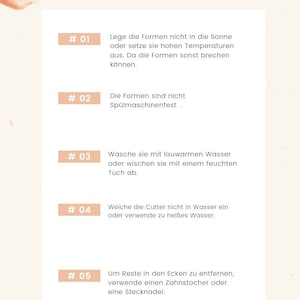 Op de afbeelding: Een witte en perzikkleurige afbeelding met instructies voor het verzorgen van koekjesuitstekers. De tekst luidt "Pflegehinweise", wat in het Engels "Care Instructions" betekent. De tekst luidt ook "DAMIT HAST DU LANGE WAS VON DEINEN CUTTERN", wat vertaald kan worden als "Zo heb je je koekjesuitstekers lang". De afbeelding somt vijf verzorgingsinstructies op met de nummers 01 tot en met 05.
