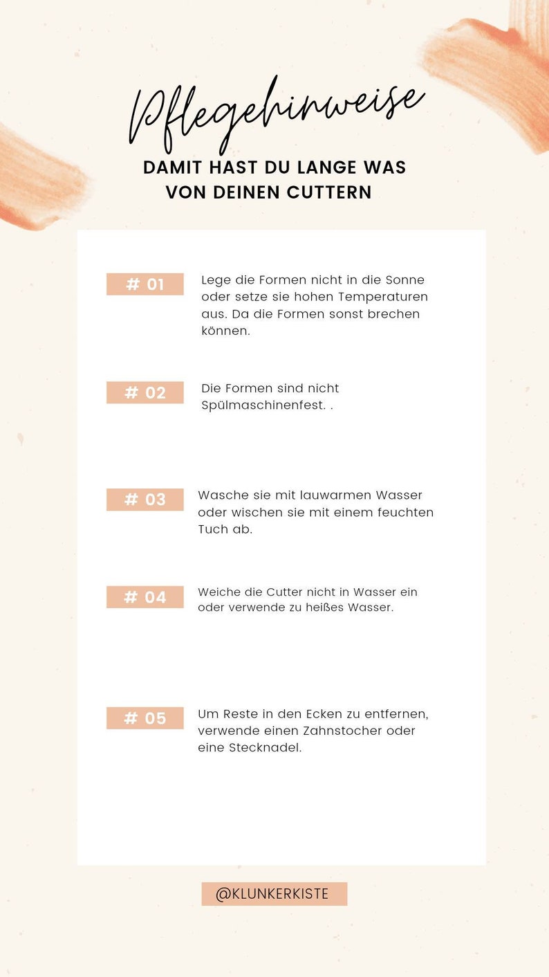 Op de afbeelding: Een witte en perzikkleurige afbeelding met instructies voor het verzorgen van koekjesuitstekers. De tekst luidt "Pflegehinweise", wat in het Engels "Care Instructions" betekent. De tekst luidt ook "DAMIT HAST DU LANGE WAS VON DEINEN CUTTERN", wat vertaald kan worden als "Zo heb je je koekjesuitstekers lang". De afbeelding somt vijf verzorgingsinstructies op met de nummers 01 tot en met 05.