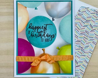Tarjeta de cumpleaños con globos hecha a mano y adorno de cinta.