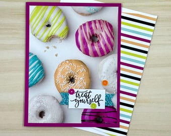 Tarjeta de cumpleaños de donut hecha a mano, "Date un capricho", fucsia (A2)