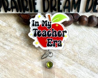 Porta credencial retráctil de acrílico con pinza de cocodrilo de In My Teacher Era