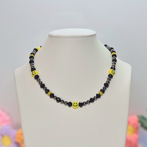 Glimlachkralenketting, trendy zwarte glimlachketting, gele smile-gezicht emoji-ketting, jaren 90 kralenketting, handgemaakte ketting
