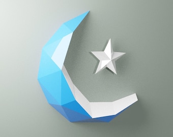 Puede incluir: Una luna creciente y una estrella de origami azul y blanco. La luna está doblada en forma 3D y la estrella es plana. El fondo es gris claro.