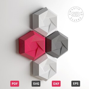 Op de afbeelding: Vier geometrische wanddecoraties in een honingraatpatroon. E&eacute;n is wit, &eacute;&eacute;n is grijs en twee zijn rood. De stukken zijn gemaakt van een getextureerd materiaal en hebben een 3D-effect. De afbeelding bevat ook de tekst "Swastik 3D Crafts".