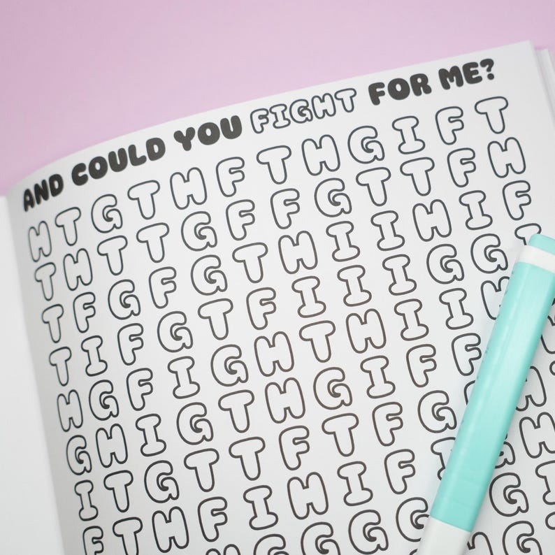 K&ouml;nnte beinhalten: Eine wei&szlig;e Seite eines Aktivit&auml;tsbuchs mit einem Wortsuchr&auml;tsel und dem Text "AND COULD YOU FIGHT FOR ME?". Ein hellblauer Marker befindet sich in der unteren rechten Ecke. Das R&auml;tsel ist mit Buchstaben in einem Raster gef&uuml;llt.