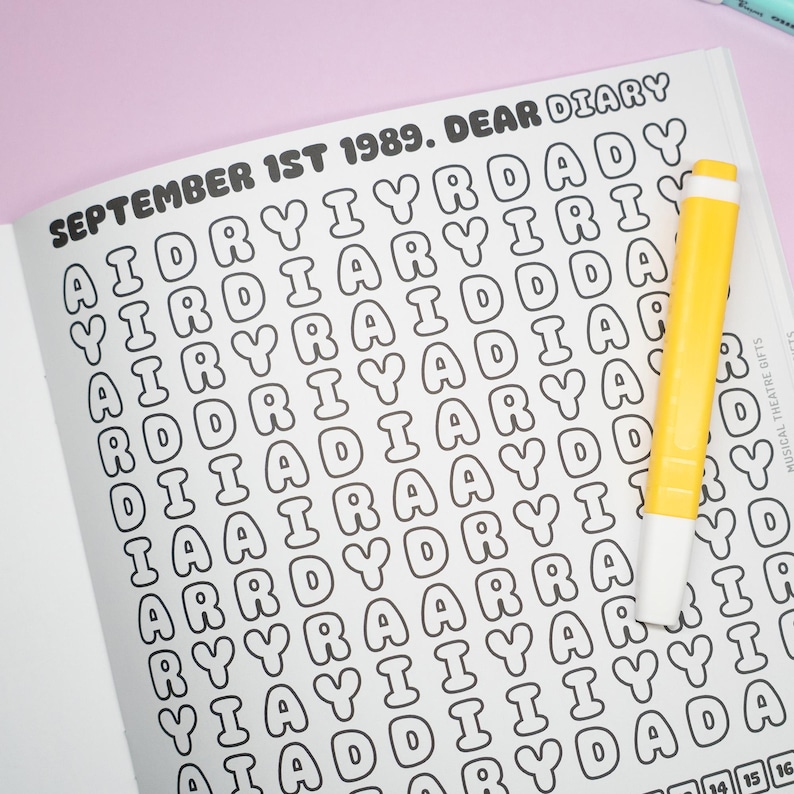 K&ouml;nnte beinhalten: Ge&ouml;ffnete Tagebuchseite mit dem Text "SEPTEMBER 1ST 1989. DEAR DIARY" in einer Blasen-Schriftart. Ein gelber Textmarker liegt auf der Seite. Das Tagebuch ist ein Geschenk f&uuml;r das Musiktheater.