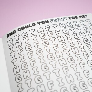 K&ouml;nnte beinhalten: Offene Buchseite mit dem Text "AND COULD YOU FIGHT FOR ME?" in schwarzer Schrift im Blasenstil. Die Seite ist mit einem Raster aus Buchstaben gef&uuml;llt, ebenfalls in Schwarz, wodurch ein Wortsuchr&auml;tsel entsteht. Der Hintergrund ist rosa.