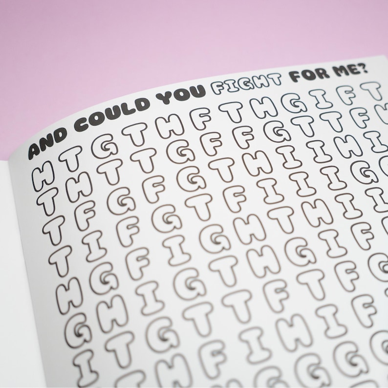 K&ouml;nnte beinhalten: Offene Buchseite mit dem Text "AND COULD YOU FIGHT FOR ME?" in schwarzer Schrift im Blasenstil. Die Seite ist mit einem Raster aus Buchstaben gef&uuml;llt, ebenfalls in Schwarz, wodurch ein Wortsuchr&auml;tsel entsteht. Der Hintergrund ist rosa.