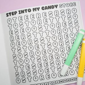 K&ouml;nnte beinhalten: Ein Wortsuchr&auml;tselbuch mit dem Text "STEP INTO MY CANDY STORE" oben. Das R&auml;tsel ist mit Buchstaben gef&uuml;llt, und zwei Marker, einer gr&uuml;n und einer gelb, befinden sich auf der rechten Seite des Buches.