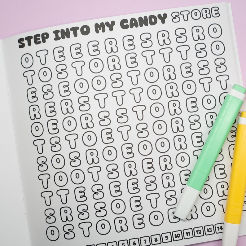 K&ouml;nnte beinhalten: Ein Wortsuchr&auml;tselbuch mit dem Text "STEP INTO MY CANDY STORE" oben. Das R&auml;tsel ist mit Buchstaben gef&uuml;llt, und zwei Marker, einer gr&uuml;n und einer gelb, befinden sich auf der rechten Seite des Buches.