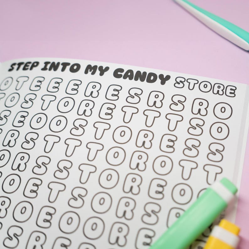 K&ouml;nnte beinhalten: Ein Wortsuchr&auml;tselbuch mit dem Text "STEP INTO MY CANDY STORE" oben. Das R&auml;tsel ist mit Buchstaben gef&uuml;llt, und ein gr&uuml;ner und wei&szlig;er Textmarker befindet sich in der unteren rechten Ecke. Der Hintergrund ist hellviolett.