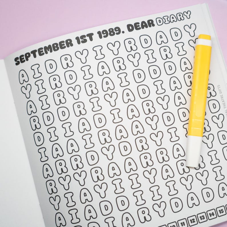 K&ouml;nnte beinhalten: Ge&ouml;ffnete Tagebuchseite mit dem Text "SEPTEMBER 1ST 1989. DEAR DIARY" und einem Buchstabenraster. Ein gelber Textmarker liegt auf der rechten Seite der Seite. Das Tagebuch ist auf einer rosa Oberfl&auml;che ge&ouml;ffnet.