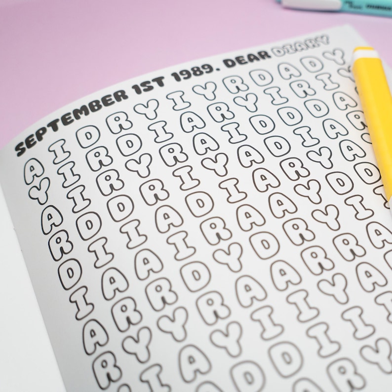 K&ouml;nnte beinhalten: Offene Notizbuchseite mit dem Text "SEPTEMBER 1ST 1989. DEAR DIARY" in schwarzen Buchstaben. Das Wort "DIARY" wird mehrfach wiederholt. Ein gelber Marker befindet sich in der oberen rechten Ecke.