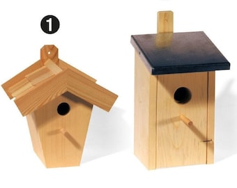 Könnte beinhalten: Drei Vogelhäuser aus Holz mit unterschiedlichen Dachformen. Das erste Vogelhaus hat ein Schindeldach, das zweite ein flaches schwarzes Dach und das dritte ein schräges schwarzes Dach. Jedes Vogelhaus hat eine kleine Öffnung, durch die Vögel eintreten können.