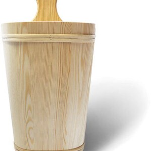 Puede incluir: Un cubo de madera con asa. El cubo est&aacute; hecho de madera clara y tiene un acabado natural. Es un cubo de estilo tradicional.