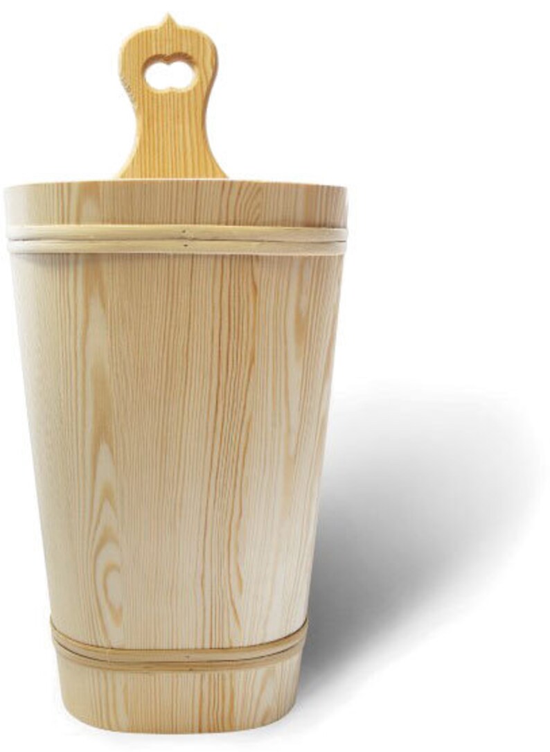 Puede incluir: Un cubo de madera con asa. El cubo est&aacute; hecho de madera clara y tiene un acabado natural. Es un cubo de estilo tradicional.