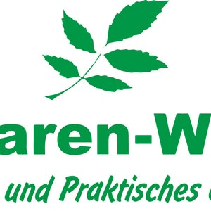 Puede incluir: Logotipo verde con una hoja estilizada y el texto "Holzwaren-Wasmer" en letras verdes en negrita. Debajo del logotipo se encuentra el texto "Sch&ouml;nes und Praktisches aus Holz" en una fuente cursiva.