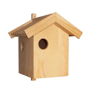 Könnte beinhalten: Ein Vogelhaus aus Holz mit einem Satteldach und einem kleinen Eingangsloch. Das Vogelhaus ist aus Naturholz gefertigt und hat ein schlichtes Design.
