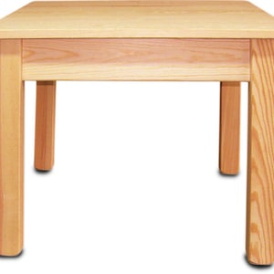 Könnte beinhalten: Kleiner, quadratischer Holztisch mit natürlicher Oberfläche. Der Tisch hat vier stabile Beine und ein schlichtes, minimalistisches Design. Der Tisch ist ca. 61 cm lang, 61 cm breit und 51 cm hoch.