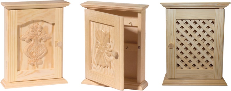 Puede incluir: Tres armarios de llaves de madera con diferentes dise&ntilde;os. El primer armario tiene un dise&ntilde;o floral tallado, el segundo tiene un dise&ntilde;o de flor tallada y el tercero tiene un dise&ntilde;o de celos&iacute;a.