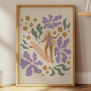 Hang Five Surfer Girl Art Print – Fioletowy kwiatowy plakat surfingowy, plakat Boho Coastal Beach, nowoczesna ilustracja Ocean Girl Decor