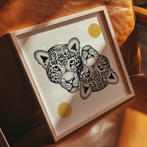 Stampa artistica di un ghepardo doppio - Decorazione da parete Boho Safari, moderna illustrazione di animali della giungla, poster di un leopardo spirituale con accenti solari
