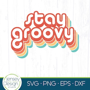 Può includere: Grafica di design in stile retrò con il testo "stay groovy" in un font a più livelli e multicolore. Il testo è in tonalità di rosso, arancione, giallo e blu.