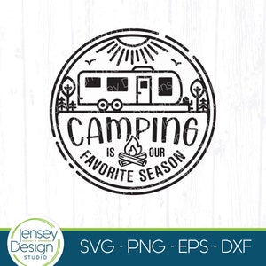 Remolque de viaje Camper svg, Camping es nuestra temporada favorita, diseño de letrero, Lindo transportador de juguetes RV svg, Cubo de camping con parachoques png para Cricut