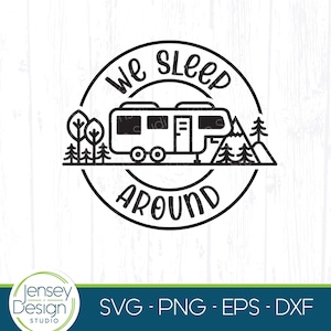 Campamento de quinta rueda svg, cita divertida de We Sleep Around, diseño de caravana de quinta rueda, remolque trasero, imágenes prediseñadas de refrán al aire libre, descarga de Cricut PNG