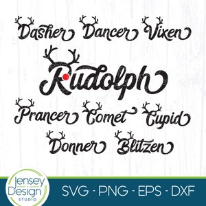 Puede incluir: Silueta en blanco y negro de los nombres de los renos de Santa Claus, incluyendo a Rudolph con la nariz roja, con cuernos sobre cada nombre. El texto "SVG - PNG - EPS - DXF" está debajo de los nombres de los renos.