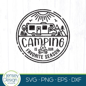 Autocaravana Clase C Camper svg, Acampar es nuestra temporada favorita, Diseño familiar de RV, Bandera de campamento Coachbuilt PNG, Clipart de Cricut de cubo de campamento