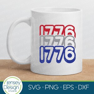 Może przedstawiać: Biały kubek ceramiczny z nadrukiem liczby 1776 powt&oacute;rzonej trzykrotnie w kolorze czerwonym, szarym i niebieskim. Liczby są w pogrubionym, zaokrąglonym kroju pisma. Kubek stoi na drewnianej powierzchni.