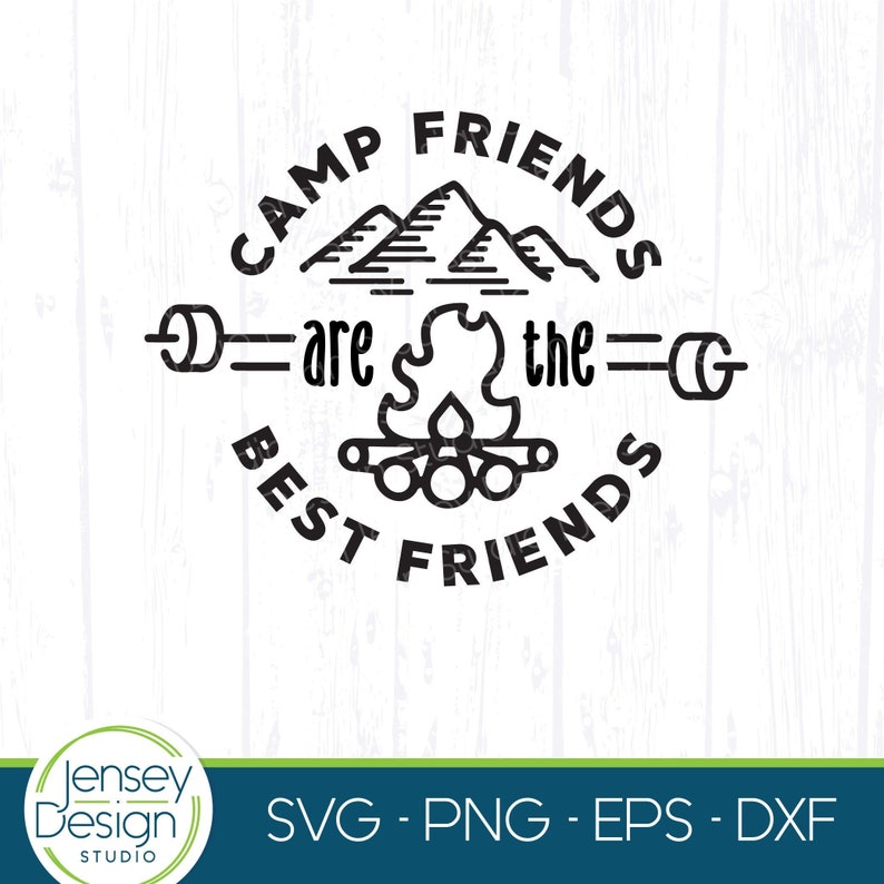 Pu&ograve; includere: Grafica in bianco e nero con il testo "Camp Friends are the Best Friends" in un cerchio con un fal&ograve; e montagne al centro.