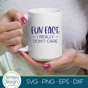 Może przedstawiać: Biały kubek ceramiczny z niebieskim nadrukiem, na kt&oacute;rym widnieje napis "Fun Fact: - I Really - Don't Care".