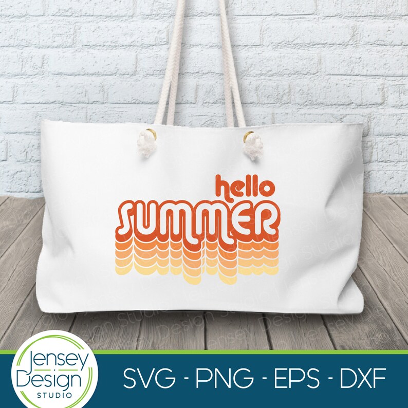 K&ouml;nnte beinhalten: Wei&szlig;e Einkaufstasche mit einer Retro-Grafik, auf der "hello summer" in Orange und Gelb steht. Die Grafik hat ein wellenf&ouml;rmiges, geschichtetes Design.