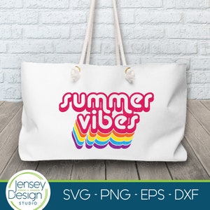 Puede incluir: Una bolsa de tela blanca con el texto "summer vibes" en una fuente retro arco&iacute;ris.