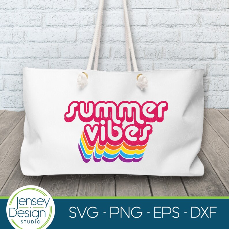 Puede incluir: Una bolsa de tela blanca con el texto "summer vibes" en una fuente retro arco&iacute;ris.