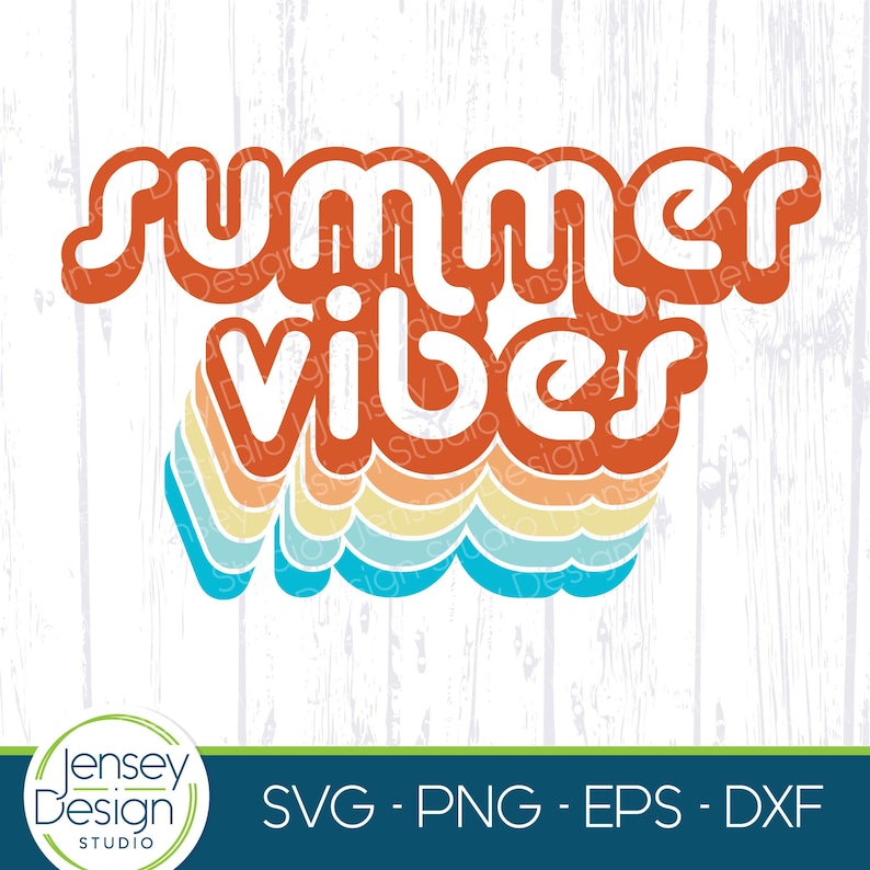 Puede incluir: Dise&ntilde;o gr&aacute;fico de estilo retro con el texto "Summer Vibes" en naranja con una ola arco&iacute;ris detr&aacute;s. El dise&ntilde;o est&aacute; sobre un fondo de madera blanca.
