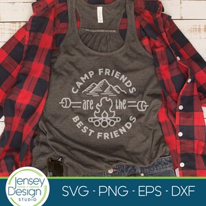 Pu&ograve; includere: Una canotta grigia con un design grafico bianco che dice "Camp Friends are the Best Friends" con un fal&ograve; e montagne nel design.
