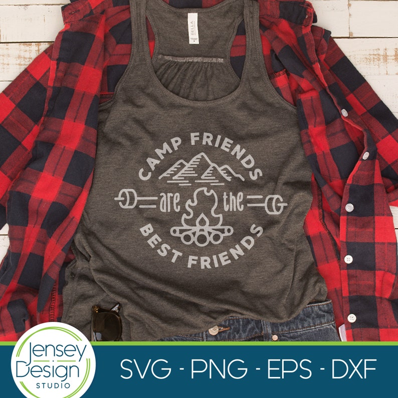 Pu&ograve; includere: Una canotta grigia con un design grafico bianco che dice "Camp Friends are the Best Friends" con un fal&ograve; e montagne nel design.