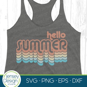 K&ouml;nnte beinhalten: Ein graues Tanktop mit dem Text "hello summer" in einer Retro-Regenbogen-Schriftart. Der Text ist in einem wellenf&ouml;rmigen, geschichteten Stil mit einem Farbschema aus Pfirsich, Gelb, Hellblau und Dunkelblau gehalten.
