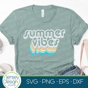 Puede incluir: Una camiseta azul claro con el texto "Summer Vibes" en una fuente retro de colores arco&iacute;ris. El texto est&aacute; en capas y tiene un efecto 3D.
