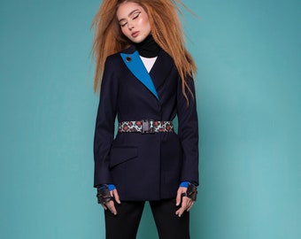 Veste en laine contrastante, manteau bleu foncé, veste asymétrique, manteau de laine femmes, vêtements d’avant-garde, manteau classique, manteau ajusté, manteau formel