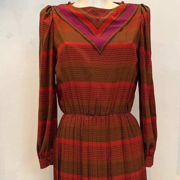 Vintage franse geplooide lange jurk/maxi dress.Schitterende kleurencombinatie, chocolade bruin met rood en fuchsia. Maat FR40. Prijs 45euro.