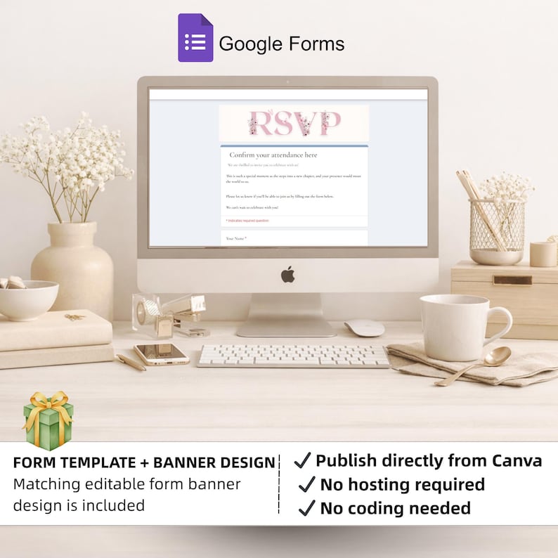 Pode incluir: Um monitor de computador exibindo um modelo de Google Forms RSVP com letras florais. A tela mostra texto incluindo Confirm your attendance here e Your Name. O conjunto inclui um vaso com flores brancas, uma caneca e uma caneta sobre a mesa.