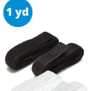 Könnte beinhalten: Schwarze und weiße Klettverschlussbänder. Das Bild zeigt zwei gerollte schwarze Streifen und zwei gerollte weiße Streifen. Ein blauer Kreis in der oberen linken Ecke trägt den Text "1 yd".