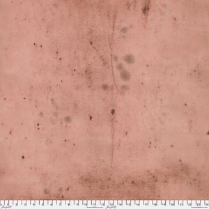 Könnte beinhalten: Nahaufnahme eines strukturierten, rosafarbenen Hintergrunds mit einem dezenten Riss, der in der Mitte verläuft. Der Hintergrund hat einen verblassten, Vintage-Look mit braunen Flecken und Punkten.