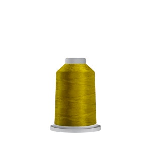 Puede incluir: Una bobina de hilo amarillo brillante para coser o bordar.
