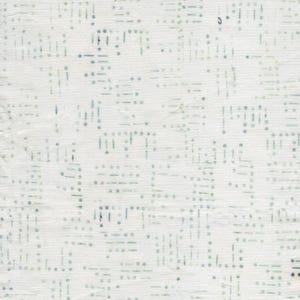 Può includere: Tessuto bianco con un motivo ripetuto di piccoli punti irregolari e brevi linee in un colore verde acqua tenue. Il design ha un aspetto fatto a mano e strutturato, che suggerisce un'opera artigianale o tessile.