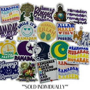 Pode incluir: Uma coleção de autocolantes coloridos com o tema do Ramadão, com vários desenhos e texto. Os autocolantes apresentam frases como "Ramadan Mubarak", "Happy Ramadan" e "Have a Blessed Ramadan". Os autocolantes são de várias formas e tamanhos.